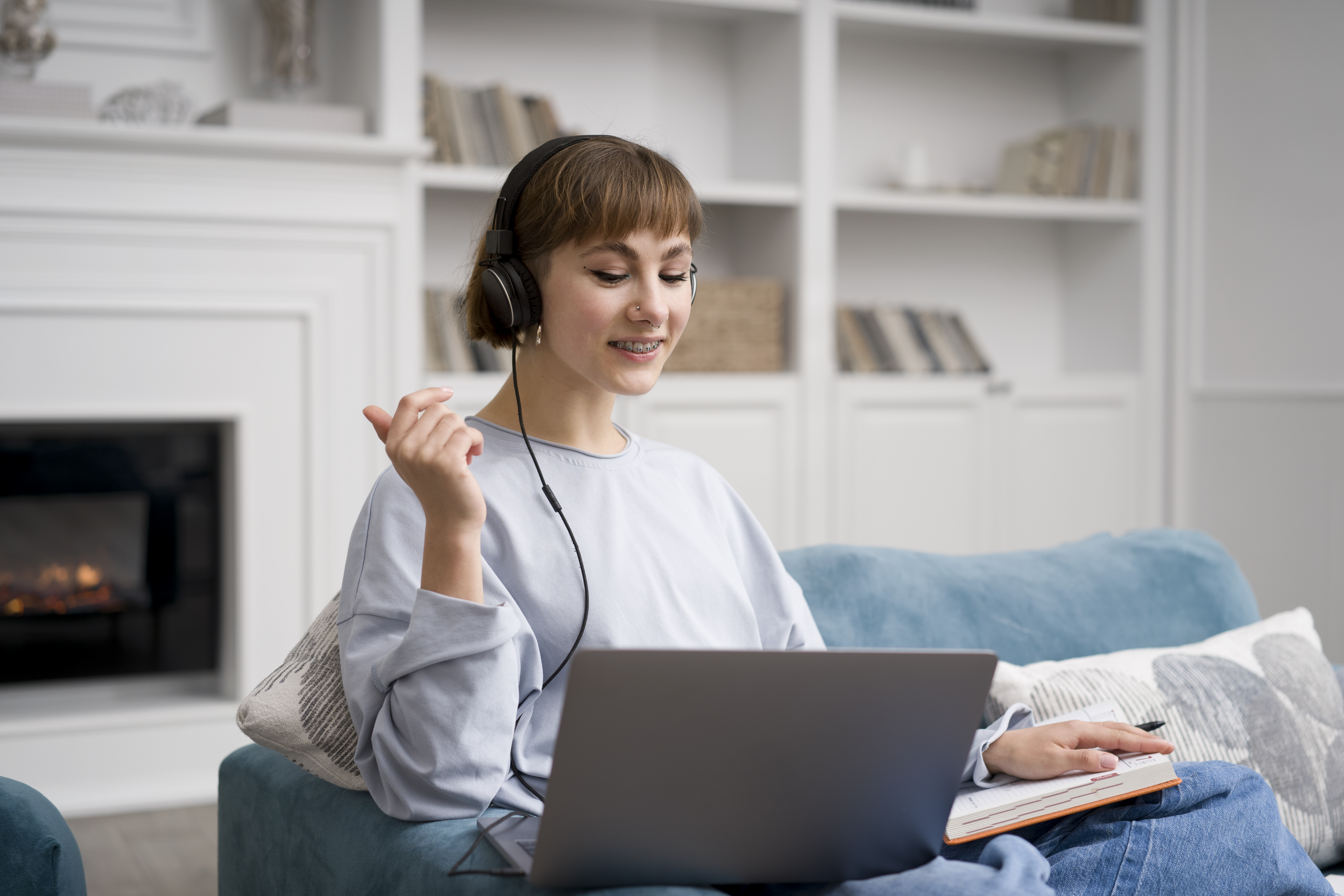 Woman taking an online e-learning course for a CSWE-accredited online BSW degree