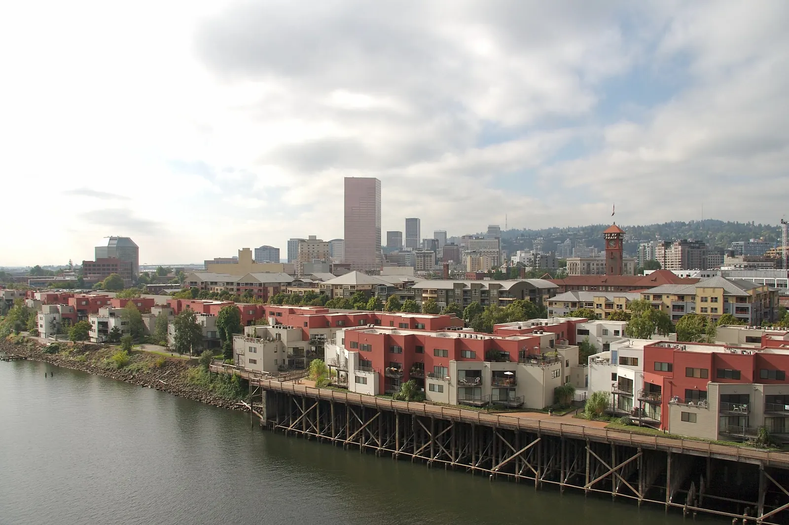 Portland skyline, representing CSWE-accredited BSW programs in Oregon